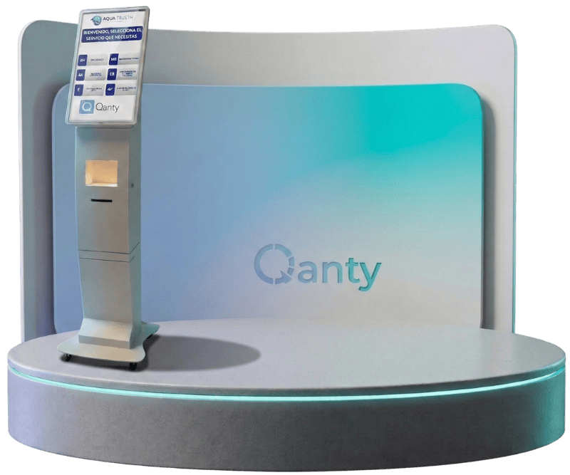 Photographie d'une borne interactive de distribution de tickets Qanty avec écran tactile, montrant l'interface du système