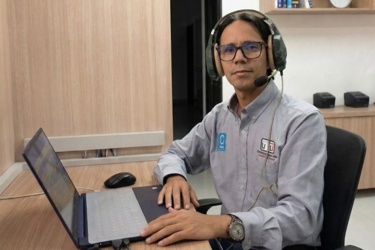 Técnico de suporte especializado com headset